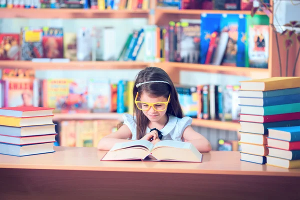 Leesboek voor kind, leerling leren les en droom, opleiding — Stockfoto