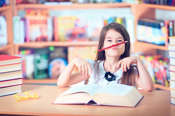 Dzieciak czytanie książki, uczeń nauczyć się lekcji i marzenie, edukacja — Zdjęcie stockowe
