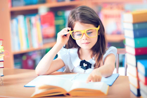 Kid Reading Book, Aluno Aprender Lição e Sonho, Educação — Fotografia de Stock