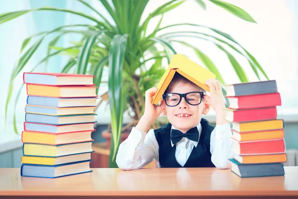 Leesboek voor kind, leerling leren les en droom, opleiding — Stockfoto