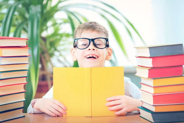 Leesboek voor kind, leerling leren les en droom, opleiding — Stockfoto