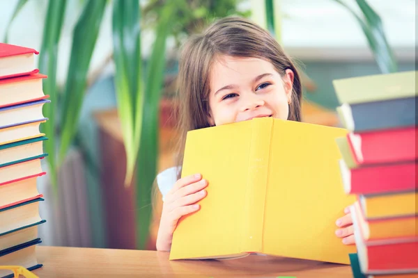 Dzieciak czytanie książki, uczeń nauczyć się lekcji i marzenie, edukacja — Zdjęcie stockowe