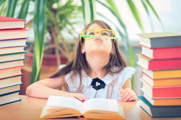 Kid Reading Book, Aluno Aprender Lição e Sonho, Educação — Fotografia de Stock