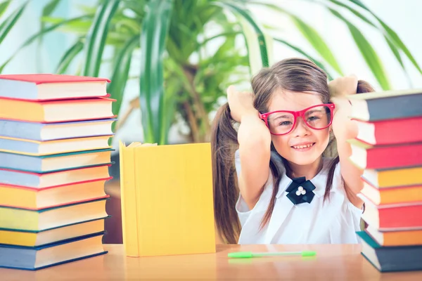 Leesboek voor kind, leerling leren les en droom, opleiding — Stockfoto