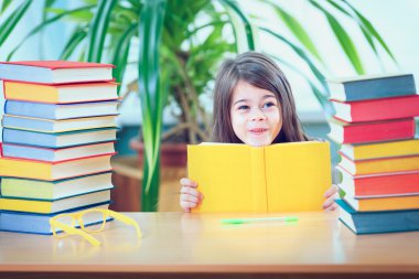 eğitim, ilkokul, teknoloji ve çocuk kavramı - 