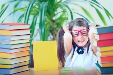 eğitim, ilkokul, teknoloji ve çocuk kavramı - 