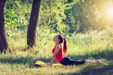 Yoga yapıyordum ve bir parkta çim siting tarafından rahatlatıcı genç