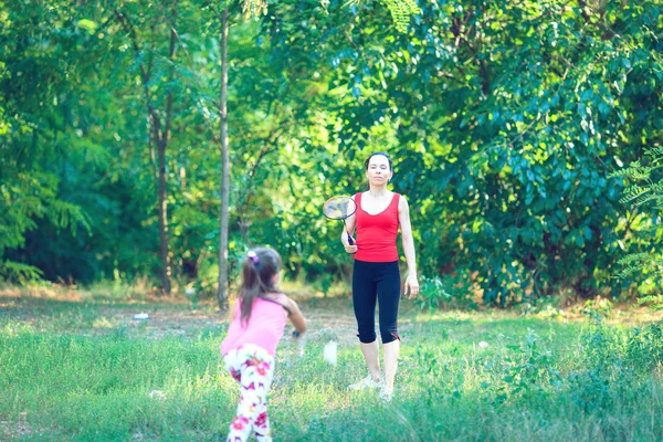 Niños jugando al bádminton en un hermoso día de verano — Foto de Stock