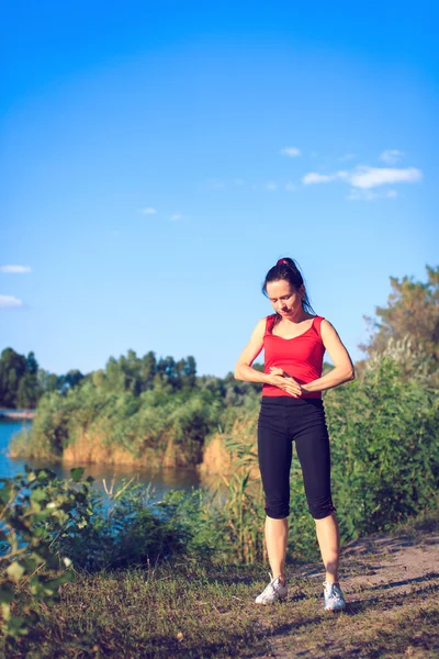 Adolescent faire du yoga et se détendre en s'asseyant dans une herbe dans un parc — Photo