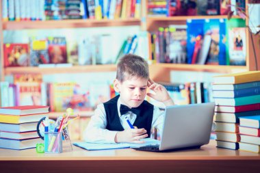 eğitim, ilkokul, teknoloji ve çocuk kavramı - 