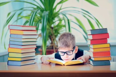 eğitim, ilkokul, teknoloji ve çocuk kavramı - 