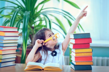 eğitim, ilkokul, teknoloji ve çocuk kavramı - 