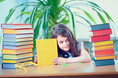 eğitim, ilkokul, teknoloji ve çocuk kavramı - 