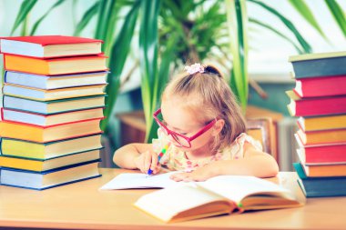 eğitim, ilkokul, teknoloji ve çocuk kavramı - 