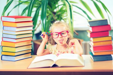 eğitim, ilkokul, teknoloji ve çocuk kavramı - 