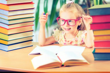 eğitim, ilkokul, teknoloji ve çocuk kavramı - 