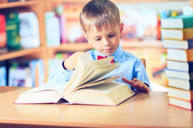 eğitim, ilkokul, teknoloji ve çocuk kavramı - 