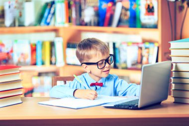 eğitim, ilkokul, teknoloji ve çocuk kavramı - 