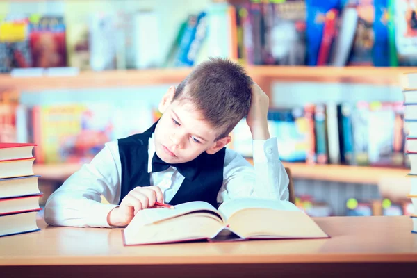 Educação, escola primária, tecnologia e conceito de crianças  - — Fotografia de Stock