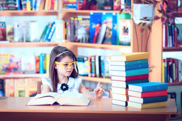 Educação, escola primária, tecnologia e conceito de crianças  - — Fotografia de Stock