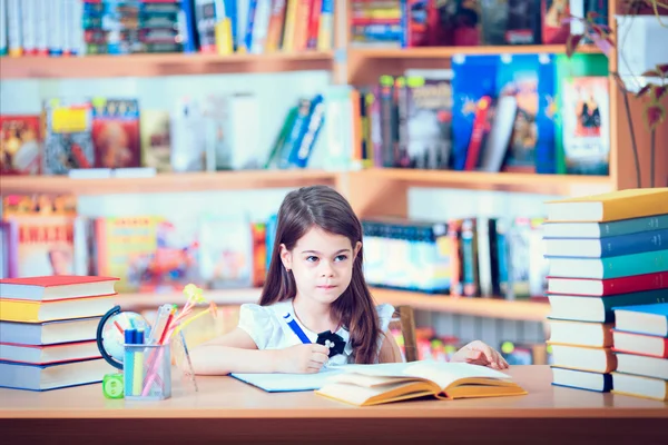 Educação, escola primária, tecnologia e conceito de crianças  - — Fotografia de Stock