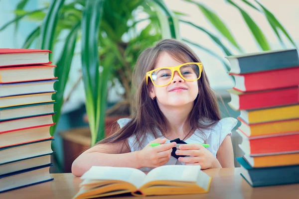 Educação, escola primária, tecnologia e conceito de crianças  - — Fotografia de Stock