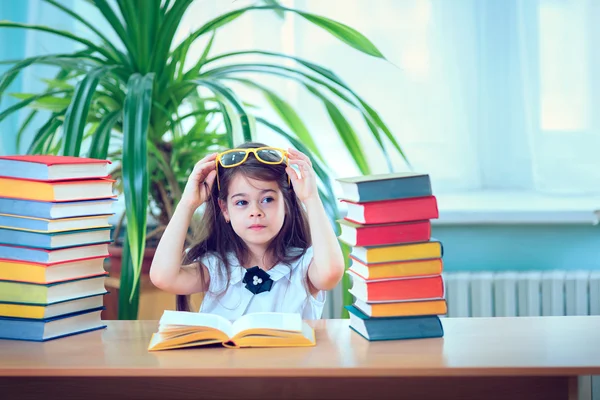 Onderwijs, basisschool, technologie en kinder concept - — Stockfoto