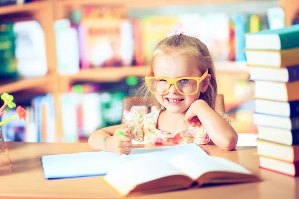 Onderwijs, basisschool, technologie en kinder concept - — Stockfoto