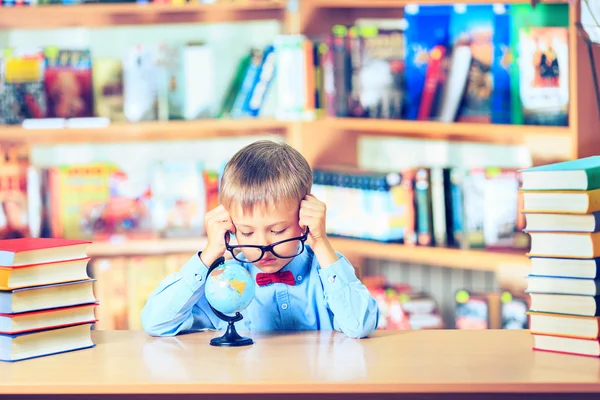 Educação, escola primária, tecnologia e conceito de crianças  - — Fotografia de Stock