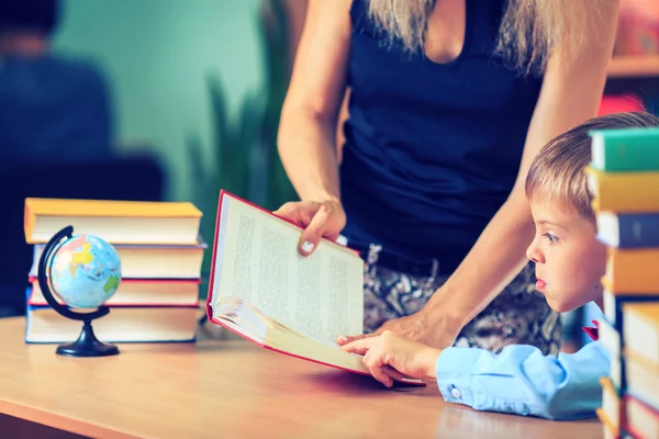 Onderwijs, basisschool, technologie en kinder concept - — Stockfoto