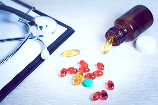Farmaceutiska medikament, botemedel i behållare för hälsa. — Stockfoto