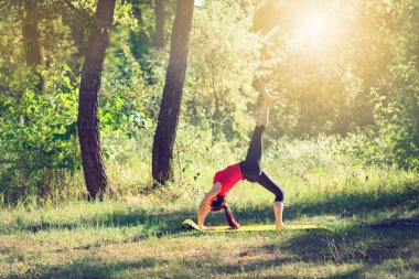 Yoga yapıyordum ve bir parkta çim siting tarafından rahatlatıcı genç