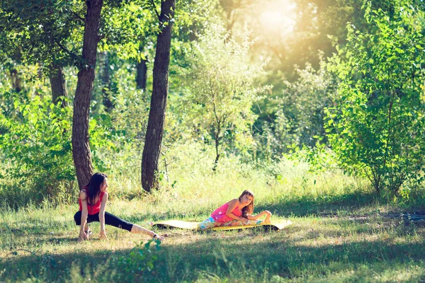 Aile egzersiz - anne ve kızı plajda egzersizleri yapıyor. — Stok fotoğraf