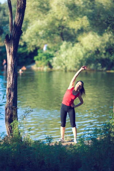 Jeune fille faisant du yoga dans le parc — Photo