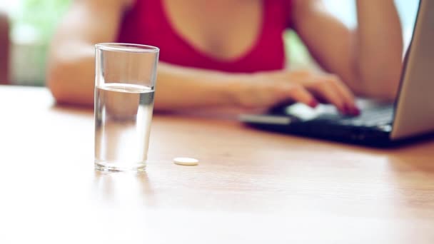 Mujer con dolor de cabeza en la mesa de la oficina — Vídeos de Stock