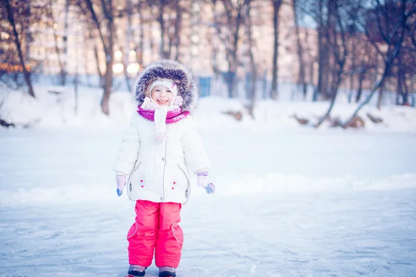 冬天-可爱的女孩，有着一段有趣的雪 — 图库照片