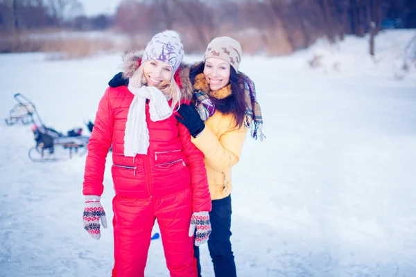 Amusement extérieur pour les vacances de Noël en famille . — Photo