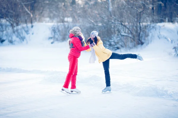 Divertimento all'aperto per le vacanze di Natale in famiglia . — Foto Stock