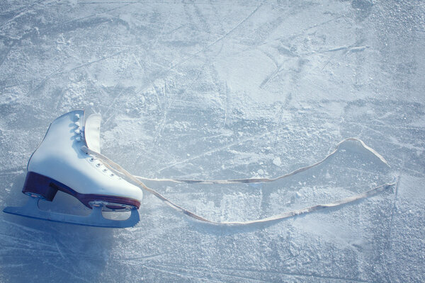 Семья веселится на открытом катке зимой
.