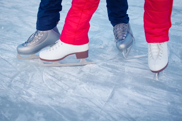 Familia divirtiéndose en la pista de patinaje al aire libre en invierno . — Foto de Stock