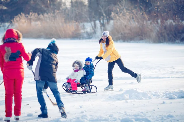 Outdoor fun for the family Christmas vacation. — Stock Photo, Image