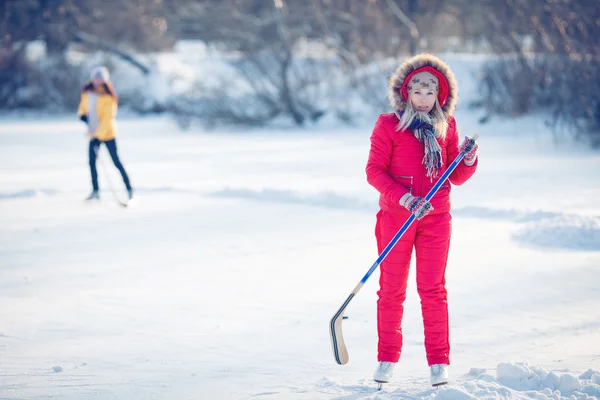 Diversión al aire libre para vacaciones familiares de Navidad . — Foto de Stock