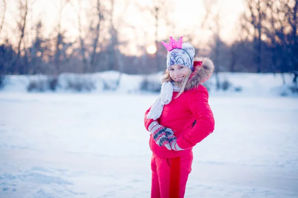 Diversión al aire libre para vacaciones familiares de Navidad . — Foto de Stock