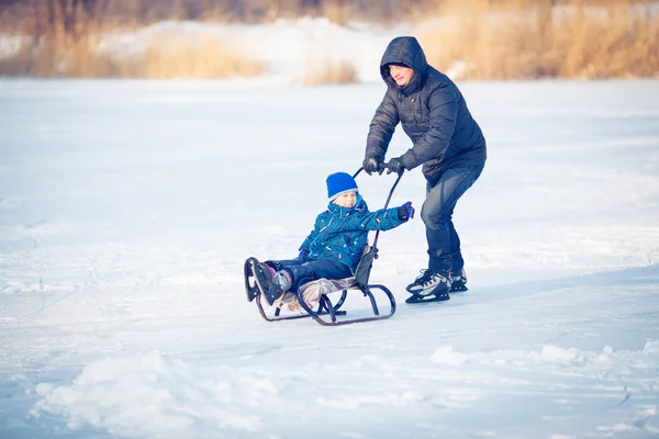 Amusement extérieur pour les vacances de Noël en famille . — Photo