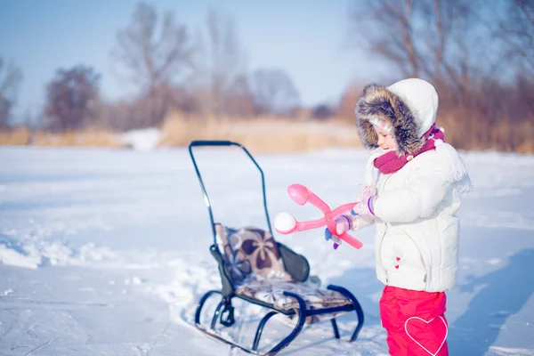 Inverno - menina encantadora tem uma diversão na neve — Fotografia de Stock