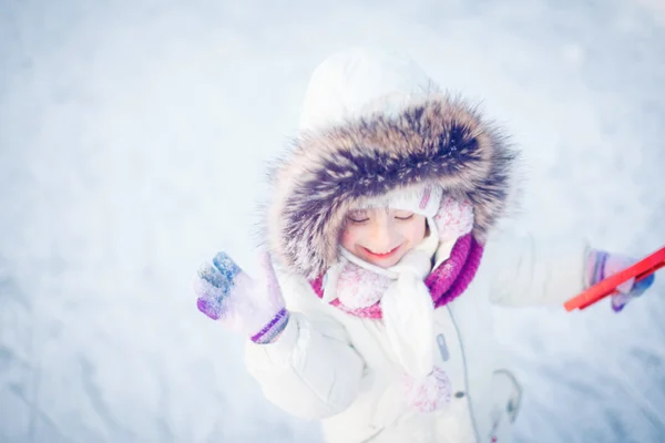 冬天-可爱的女孩，有着一段有趣的雪 — 图库照片