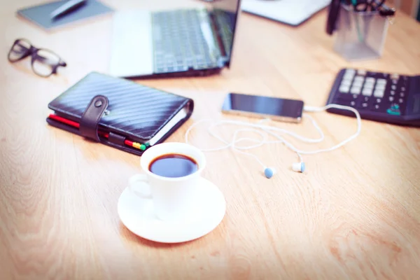 Office workplace with laptop and smart phone on wood table — Stock Photo, Image