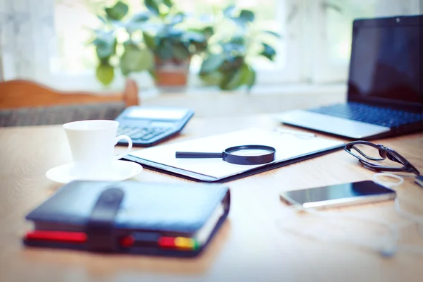 Office workplace with laptop and smart phone on wood table — Stock Photo, Image