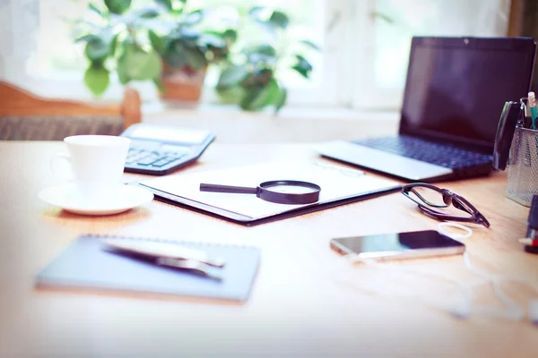 Office workplace with laptop and smart phone on wood table — Stock Photo, Image