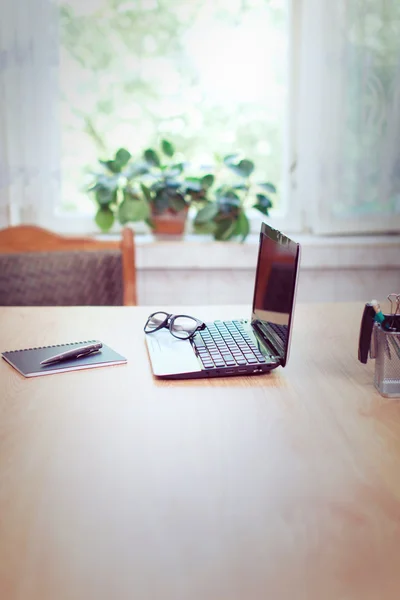 Office workplace with laptop and smart phone on wood table — Stock Photo, Image